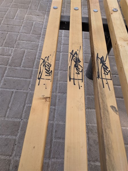 Новые лавочки на площади Победы в Горловке уже успели испортить (ФОТОФАКТ)
