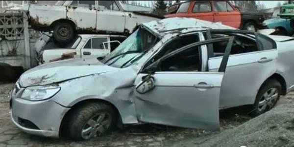 Машина всмятку: в центре  Горловки "Chevrolet Epica" врезалась в рекламный щит (+ как все произошло. Данные видеорегистратора)