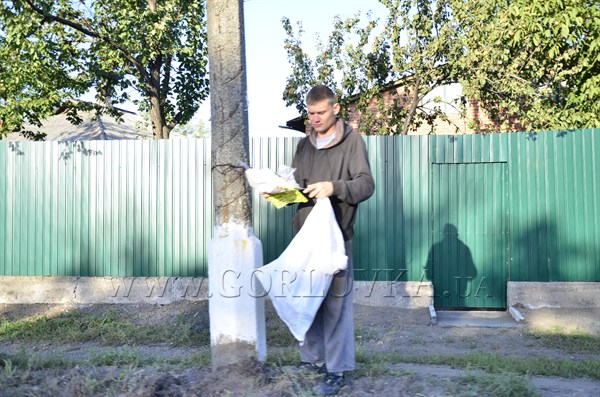 Утренний марафет: в Горловке по маршруту губернатора коммунальщики срывали листовки кандидатов в депутаты