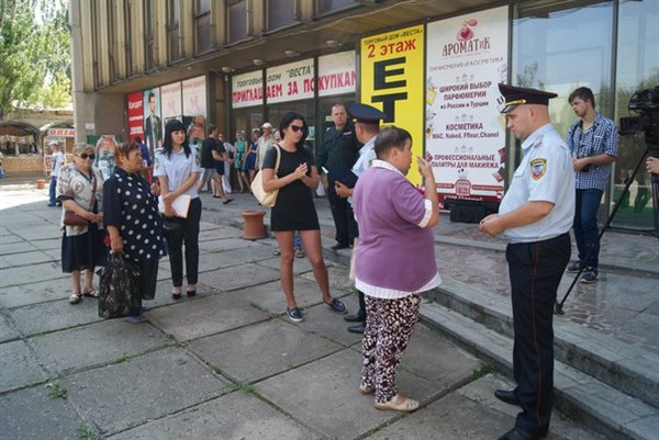 Горловские милиционеры провели встречу с жителями города по соседству со скупщиками золота и валюты 