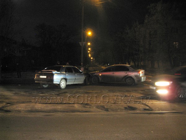 В центре Горловки на одном из самых аварийных перекрестков водитель Рено врезался в Мицубиси (ФОТОФАКТ)