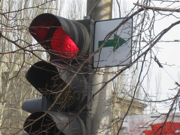 «Ну, поворачивай уже!» – в Горловке можно ехать на запрещающий сигнал светофора направо по белой табличке с зеленой стрелкой