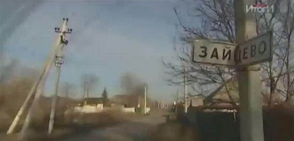 Между миром и войной: российские журналисты называют горловский поселок Зайцево «уникальной деревней», где граница прошла по школьному двору (ВИДЕО) 
