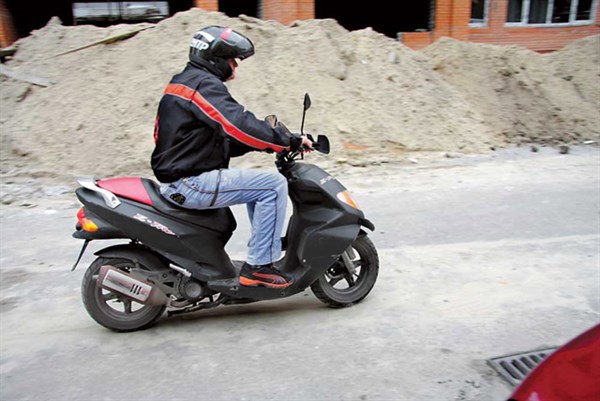 ГАИ Горловки просит водителей машин быть внимательными в связи с увеличением на дороге мотоциклов и скутеров 