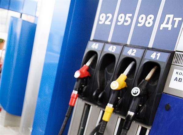Бензиновый дефицит: уже более недели владельцы автомобилей не могут найти топливо на заправках Горловки