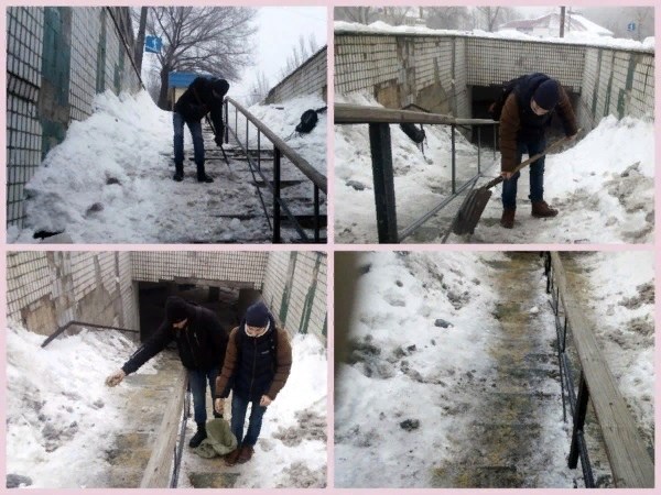В Горловке студентов используют как коммунальщиков: они чистят от наледи подземный переход на площади Кирова 
