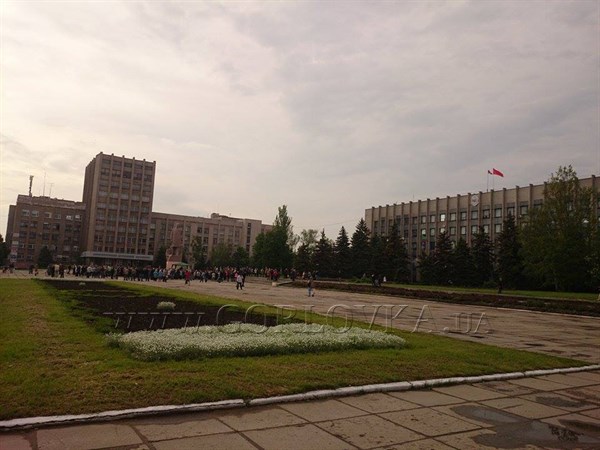 Назад в СССР: над зданием Горловского горсовета теперь два флага – Донецкой Республики и Советского союза (ФОТОФАКТ)