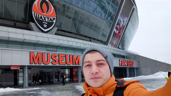 Выбитые стекла, большая дыра, песни Каменских и Рикки Мартина: экскурсия блогера на стадионе Донбасс Арена в Донецке