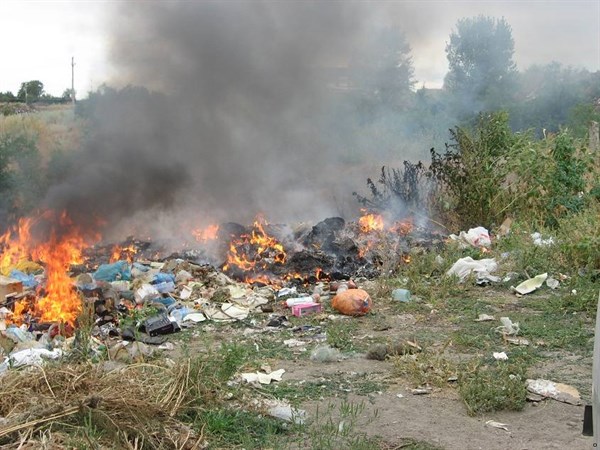 В Горловке возле кладбища в куче мусора сгорел 50-летний мужчина. Он умер в реанимации спустя два часа после поступления (ОБНОВЛЕНО)