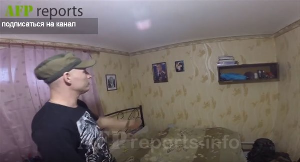 Путин над кроватью, Захар над холодильником: горловские боевики из отряда «Троя», которых приехали разоружать,  показали свой быт и вены на руках (ВИДЕО, ФОТО)