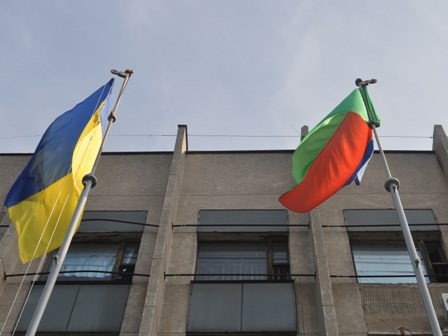 В Горловке над зданием мэрии торжественно подняли украинский флаг (ФОТОФАКТ)