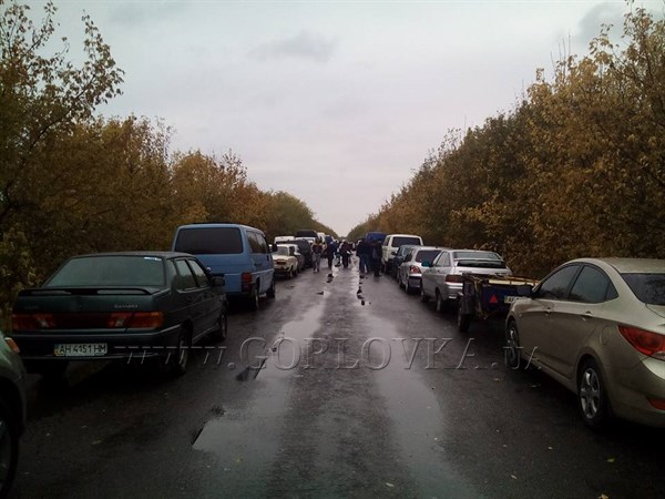 На трассе между оккупированной Горловкой и подконтрольным украинским властям Артемовском "ночевало" 500 машин