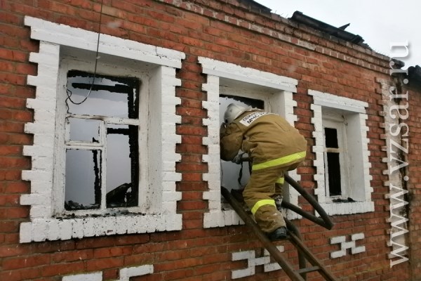 В Никитовском районе МЧСники вынесли инвалида из горящего дома 
