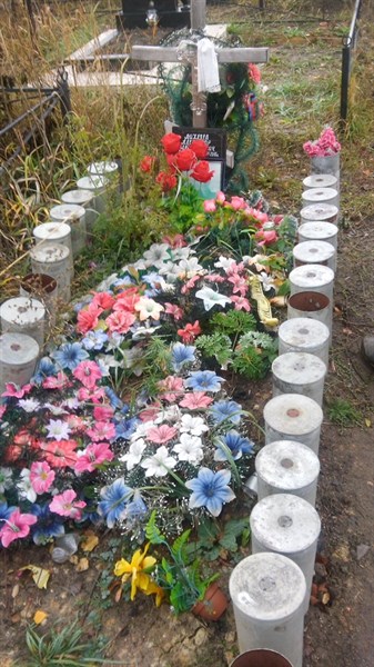 На кладбище поселка Румянцево в Горловке  могилы ополченцев помечают звездой