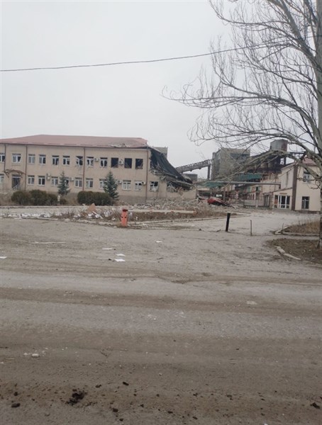 В Горловке обстрелами повреждено здание огнеупорного завода (ФОТО