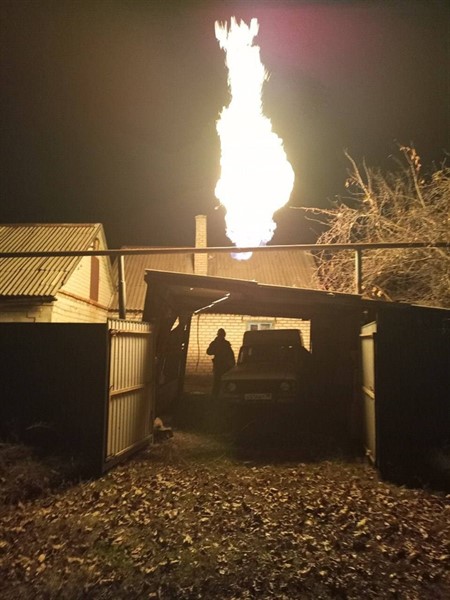 В Горловке в поселке Гольмовский воспылала газовая труба. Есть повреждения на территории пожарной части 