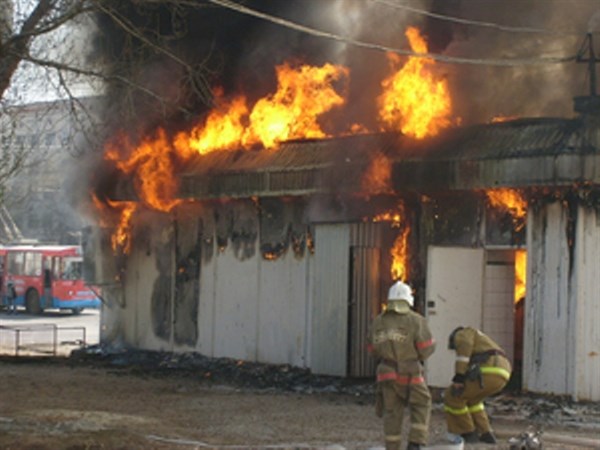 В Горловке снова горел магазин «Батон». Пламя с тыльной стороны пытались затушить дворник с охранником…