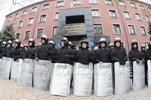 Неизвестные в масках разгромили кабинеты Донецкой прокуратуры (фото оцепленного здания)
