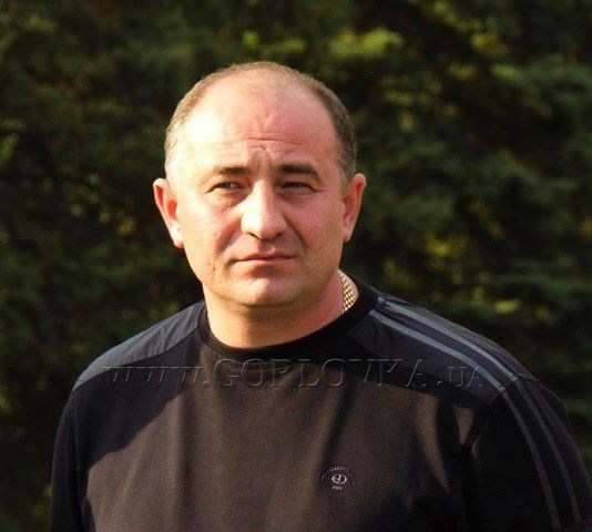 Две недели в подвале находится перевозчик Игорь Рудов. Летом-осенью он возил местных жителей из Горловки в Артемовск