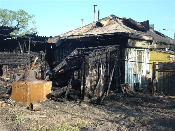 В Горловке в результате вечернего артобстрела сгорел частный дом в центре города (ВИДЕО)
