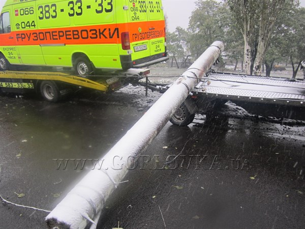 В Горловке на транспортер упал столб: повреждены линии электропередач