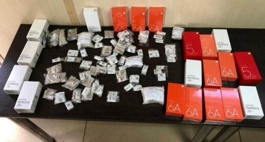 Житель Горловки пытался ввезти в город три килограмма серебряных украшений и 20 мобильных телефонов