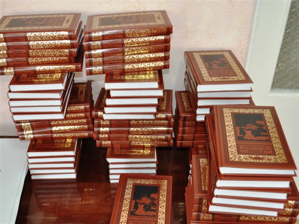 Горловские библиотеки получили очередной книжный дар от экс-владельца «Стирола» (ФОТО)