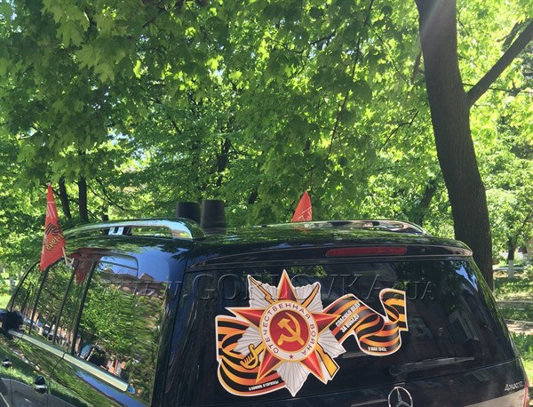 Мэр оккупированной Горловки украсил свой автомобиль ко дню Победы наклейками "Спасибо деду за Победу" (ФОТОФАКТ)