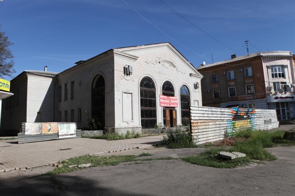 Почему «Ровесник» не стал горловским «Донецк-Сити», или Кто, когда и сколько заработал на разваливающемся здании кинотеатра?