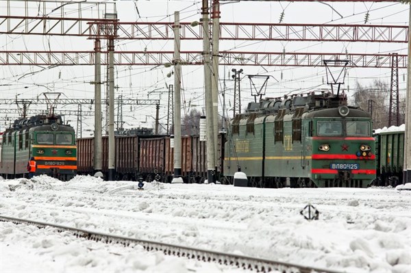 На железнодорожной станции Горловка грузовой поезд сбил насмерть мужчину, который шел по путям  