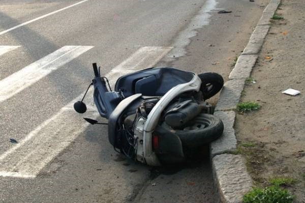 На поселке Октябрьском «Москвич» сбил скутер и скрылся с места ДТП. Водитель скутера скончался по пути в больницу