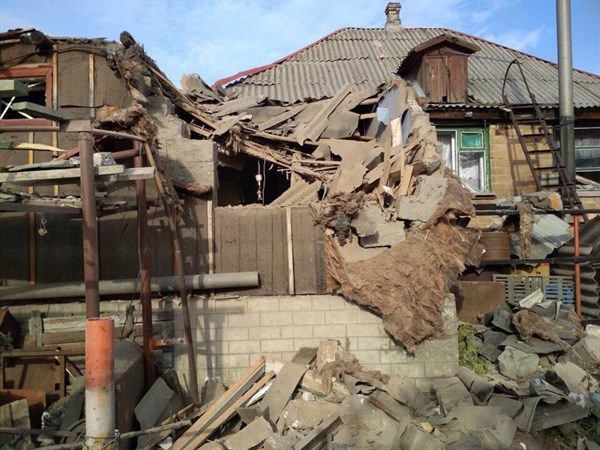В Горловке показали во что превратился дом после попадания в него снаряда