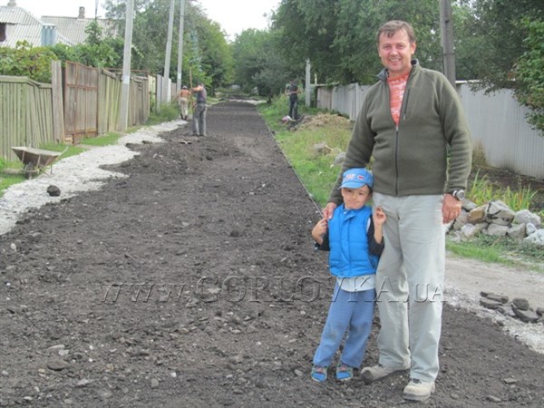 Инициативные "дорожных дел мастера": в Горловке жители собрали более 30 тысяч гривен, чтобы заасфальтировать улицу 