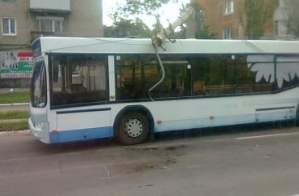 Утренняя авария: "стироловский" автобус, чтобы не сбить пешехода, врезался в электроопору 