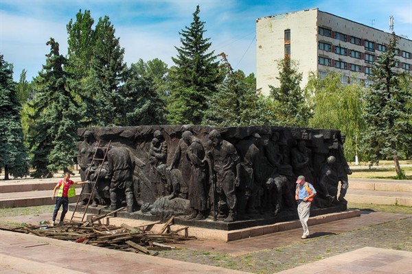 В Горловке чистят памятник на площади Революции. Он заброшен бутылками (ФОТОРЕПОРТАЖ)