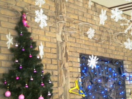 Медведь в образе Санта Клауса и елка из бутылок: в каких ресторанах и магазинах Горловки уже воцарилось новогоднее настроение? (фотообзор)