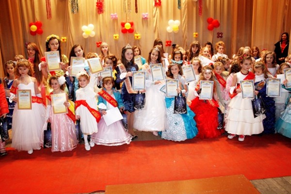Юные модели со всей Украины приехали в Горловку за короной и званием "Мисс авангардная моделька 2013" (ФОТО)