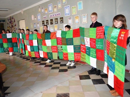 В Горловке в память о героях войны сшивают платки разных цветов в огромное полотнище (ФОТО)