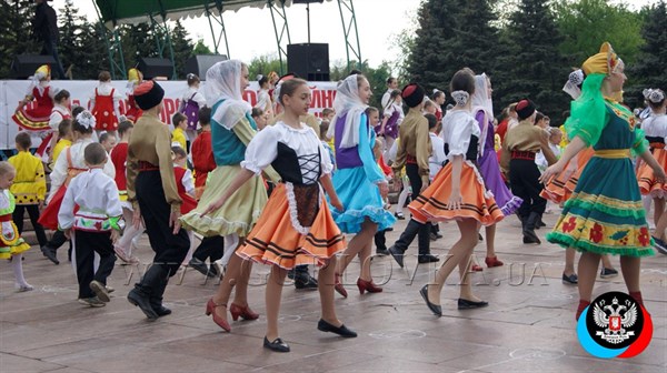 В Горловке отпраздновали день республики в традиционно русских нарядах 