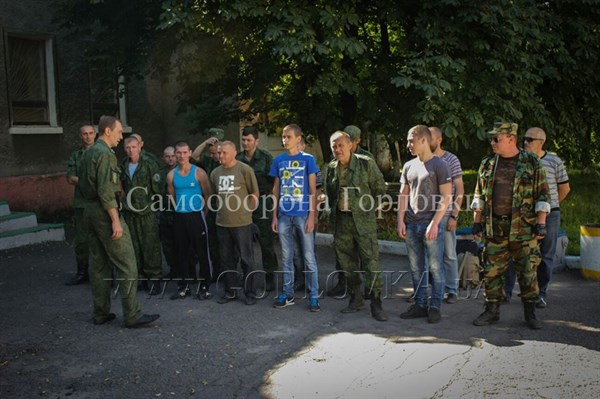 В Горловке зазывают в армию "ДНР", используя аргумент "как вы будете в глаза соседям смотреть" 