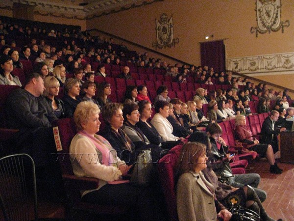 Все профессии важны: социальных работников Горловки чествовали в кинотеатре «Шахтер»