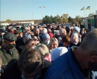 КПВВ "Станица Луганская" возобновила пропуск людей. В очереди около тысячи человек