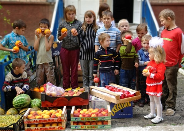  День отца в Горловке:  детям из центра социальной реабилитации вручили фрукты  от Партии регионов и федерации бокса Горловки