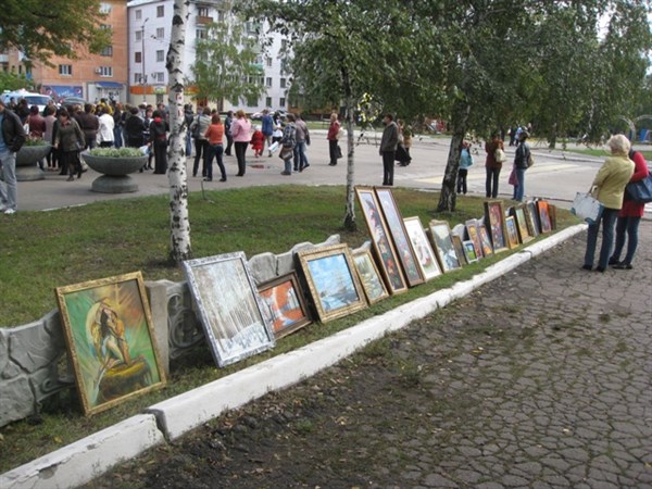На День города горловские художники устроили вернисаж искусств на бульваре Димитрова (ФОТОРЕПОРТАЖ)