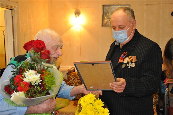 В Горловке 95 лет отметил ветеран Второй мировой войны Григорий Белан