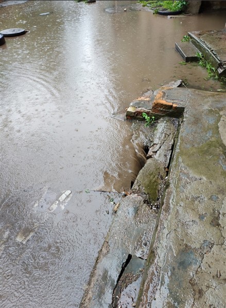 В Горловке по улице Малыныча, 46 жильцы не могут попасть домой. Тут настоящий потоп (ФОТО)