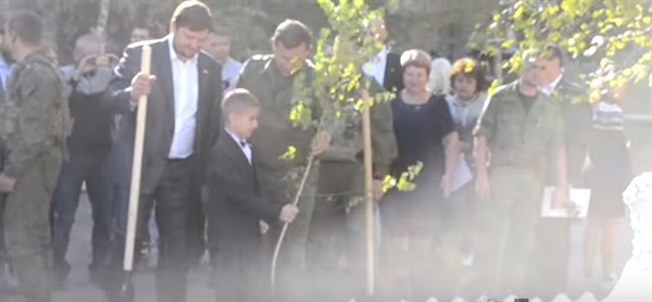 ФОТОФАКТ: сколько телохранителей охраняло Захарченко, когда он в Горловке сажал со школьником дерево 