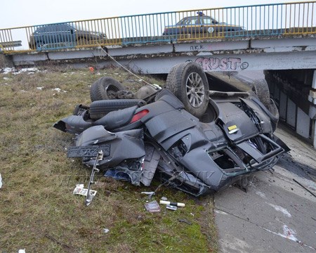 В Горловке с разрушенного моста упал автомобиль, погиб водитель