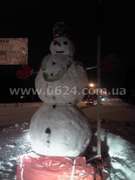 "Я памятник себе воздвиг": на въезде в Горловку соорудили снеговика (фотофакт)