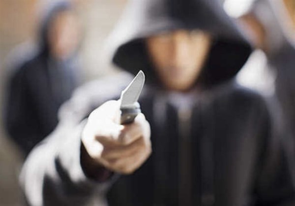 В Горловке 20-летнего парня ограбили на 150 гривен, угрожая ножом